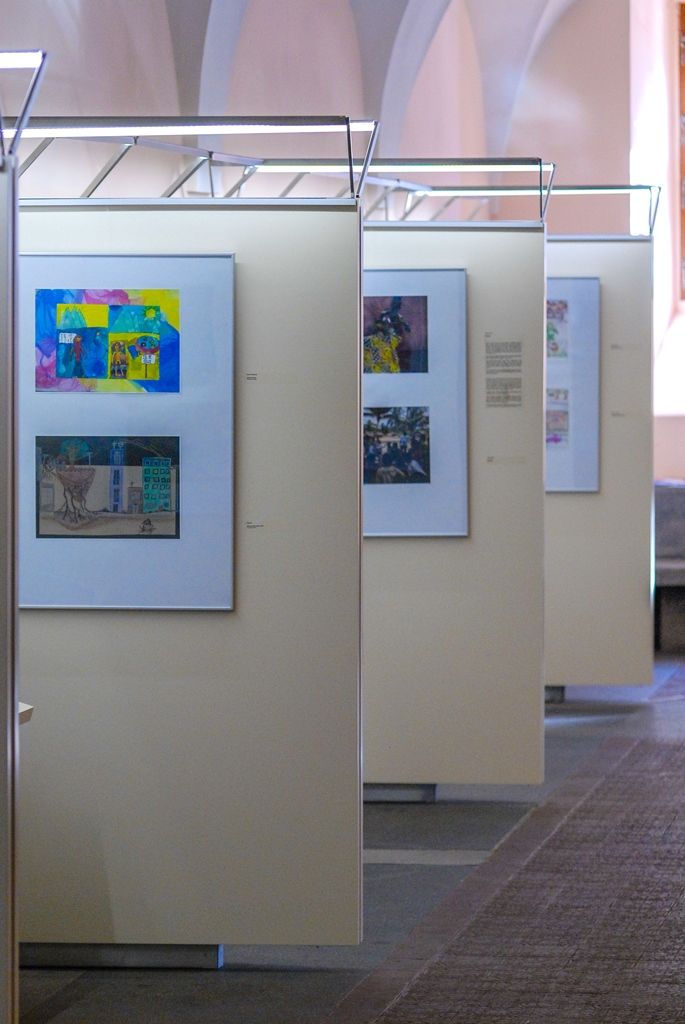 Na otázku, jak si děti představují rozvojové země a proč je důležitá rozvojová spolupráce, se snaží odpovědět nová výstava, která je od pondělí 12. října k vidění v mázhauzu plzeňské radnice. Pořádá ji Ministerstvo zahraničních věcí České republiky a Česká rozvojová agentura, a to u příležitosti roku 2015 jako Evropského roku pro rozvoj. Ve všech zemích Evropské unie se letos konají různé osvětové a vzdělávací aktivity. Jejich cílem je ukázat, proč je rozvojová spolupráce důležitá. (foto: 12.10.2015)