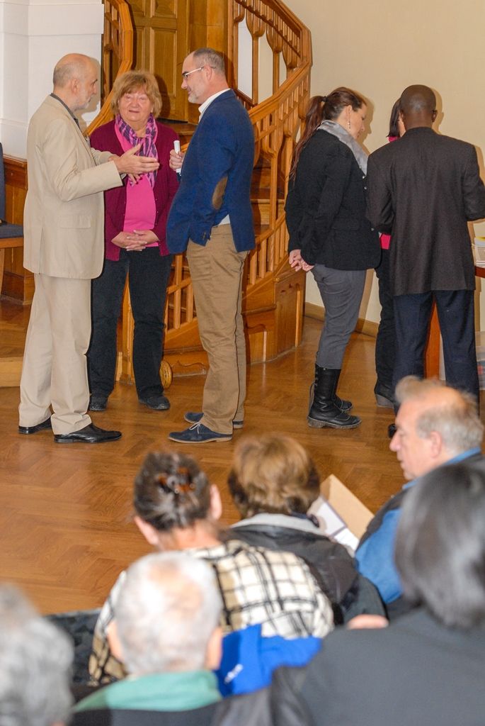 „Bienále kresby je projektem, který ukazuje, jak je kultura příjemná, krásná,“ těmito slovy dnes v Plzni přivítal primátor města Martin Zrzavecký účastníky konference, která se zabývá tématem postavení umělce a tím, jak přežít v umění. Konference je součástí Bienále kresby Plzeň, unikátního projektu, který se jako jediný v Evropě zabývá jednobarevnou kresbou, a až do 29. listopadu nabízí ve třech výstavních plzeňských prostorech jedinečnou retrospektivní výstavu. Expozice s názvem Jiný pohled prezentuje tvorbu všech laureátů Bienále kresby Plzeň z let 1996 až 2014, díla jsou k vidění v Západočeském muzeu v Plzni, Galerii města Plzně a v Galerii Jiřího Trnky.  Výstava je pořádána pod záštitou ministra kultury České republiky Daniela Hermana, České komise pro UNESCO a Mezinárodní asociace výtvarného umění – Evropa. (foto: 16.10.2015)