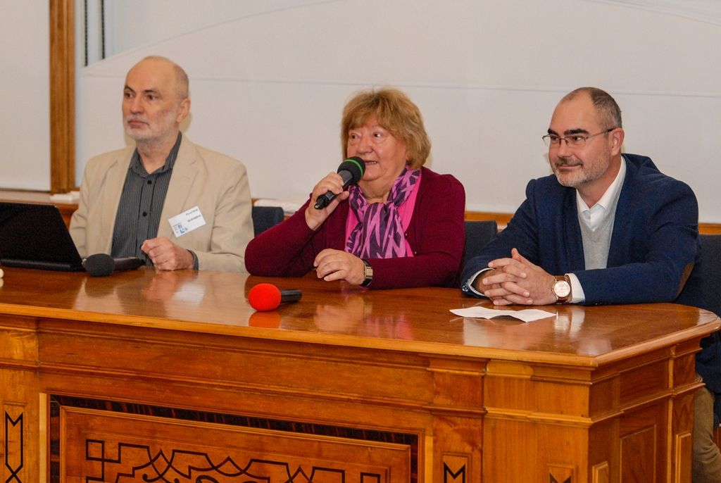 „Bienále kresby je projektem, který ukazuje, jak je kultura příjemná, krásná,“ těmito slovy dnes v Plzni přivítal primátor města Martin Zrzavecký účastníky konference, která se zabývá tématem postavení umělce a tím, jak přežít v umění. Konference je součástí Bienále kresby Plzeň, unikátního projektu, který se jako jediný v Evropě zabývá jednobarevnou kresbou, a až do 29. listopadu nabízí ve třech výstavních plzeňských prostorech jedinečnou retrospektivní výstavu. Expozice s názvem Jiný pohled prezentuje tvorbu všech laureátů Bienále kresby Plzeň z let 1996 až 2014, díla jsou k vidění v Západočeském muzeu v Plzni, Galerii města Plzně a v Galerii Jiřího Trnky.  Výstava je pořádána pod záštitou ministra kultury České republiky Daniela Hermana, České komise pro UNESCO a Mezinárodní asociace výtvarného umění – Evropa. (foto: 16.10.2015)