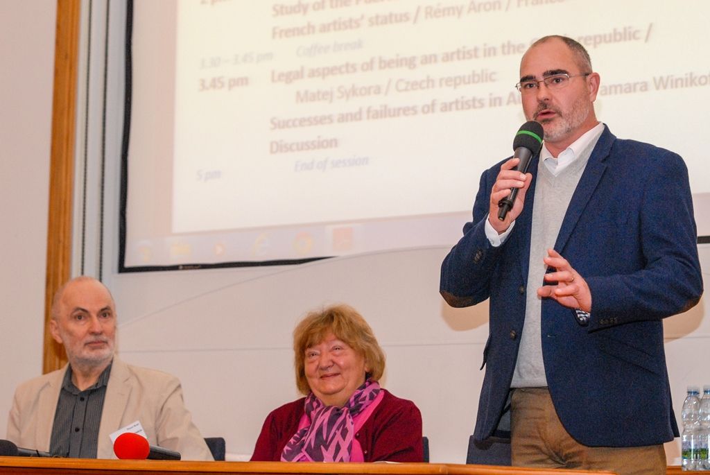 „Bienále kresby je projektem, který ukazuje, jak je kultura příjemná, krásná,“ těmito slovy dnes v Plzni přivítal primátor města Martin Zrzavecký účastníky konference, která se zabývá tématem postavení umělce a tím, jak přežít v umění. Konference je součástí Bienále kresby Plzeň, unikátního projektu, který se jako jediný v Evropě zabývá jednobarevnou kresbou, a až do 29. listopadu nabízí ve třech výstavních plzeňských prostorech jedinečnou retrospektivní výstavu. Expozice s názvem Jiný pohled prezentuje tvorbu všech laureátů Bienále kresby Plzeň z let 1996 až 2014, díla jsou k vidění v Západočeském muzeu v Plzni, Galerii města Plzně a v Galerii Jiřího Trnky.  Výstava je pořádána pod záštitou ministra kultury České republiky Daniela Hermana, České komise pro UNESCO a Mezinárodní asociace výtvarného umění – Evropa. (foto: 16.10.2015)