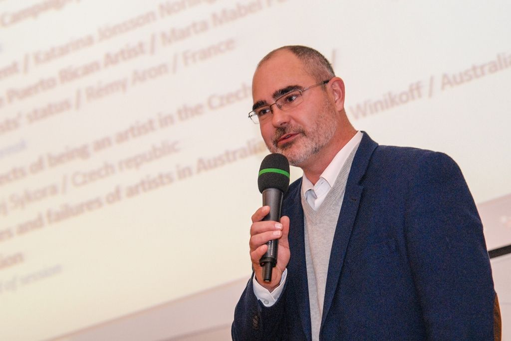„Bienále kresby je projektem, který ukazuje, jak je kultura příjemná, krásná,“ těmito slovy dnes v Plzni přivítal primátor města Martin Zrzavecký účastníky konference, která se zabývá tématem postavení umělce a tím, jak přežít v umění. Konference je součástí Bienále kresby Plzeň, unikátního projektu, který se jako jediný v Evropě zabývá jednobarevnou kresbou, a až do 29. listopadu nabízí ve třech výstavních plzeňských prostorech jedinečnou retrospektivní výstavu. Expozice s názvem Jiný pohled prezentuje tvorbu všech laureátů Bienále kresby Plzeň z let 1996 až 2014, díla jsou k vidění v Západočeském muzeu v Plzni, Galerii města Plzně a v Galerii Jiřího Trnky.  Výstava je pořádána pod záštitou ministra kultury České republiky Daniela Hermana, České komise pro UNESCO a Mezinárodní asociace výtvarného umění – Evropa. (foto: 16.10.2015)