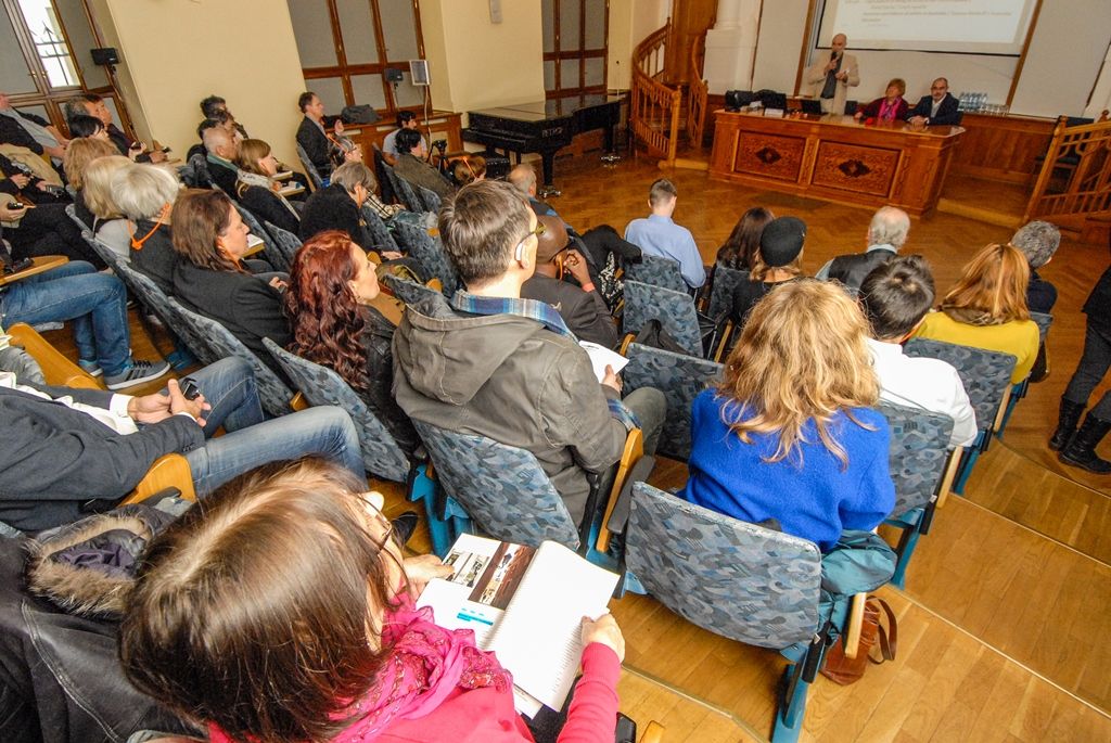 „Bienále kresby je projektem, který ukazuje, jak je kultura příjemná, krásná,“ těmito slovy dnes v Plzni přivítal primátor města Martin Zrzavecký účastníky konference, která se zabývá tématem postavení umělce a tím, jak přežít v umění. Konference je součástí Bienále kresby Plzeň, unikátního projektu, který se jako jediný v Evropě zabývá jednobarevnou kresbou, a až do 29. listopadu nabízí ve třech výstavních plzeňských prostorech jedinečnou retrospektivní výstavu. Expozice s názvem Jiný pohled prezentuje tvorbu všech laureátů Bienále kresby Plzeň z let 1996 až 2014, díla jsou k vidění v Západočeském muzeu v Plzni, Galerii města Plzně a v Galerii Jiřího Trnky.  Výstava je pořádána pod záštitou ministra kultury České republiky Daniela Hermana, České komise pro UNESCO a Mezinárodní asociace výtvarného umění – Evropa. (foto: 16.10.2015)