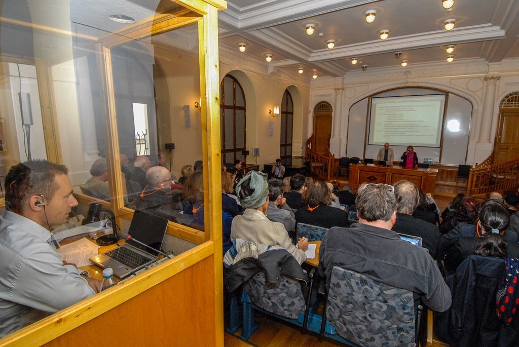 „Bienále kresby je projektem, který ukazuje, jak je kultura příjemná, krásná,“ těmito slovy dnes v Plzni přivítal primátor města Martin Zrzavecký účastníky konference, která se zabývá tématem postavení umělce a tím, jak přežít v umění. Konference je součástí Bienále kresby Plzeň, unikátního projektu, který se jako jediný v Evropě zabývá jednobarevnou kresbou, a až do 29. listopadu nabízí ve třech výstavních plzeňských prostorech jedinečnou retrospektivní výstavu. Expozice s názvem Jiný pohled prezentuje tvorbu všech laureátů Bienále kresby Plzeň z let 1996 až 2014, díla jsou k vidění v Západočeském muzeu v Plzni, Galerii města Plzně a v Galerii Jiřího Trnky.  Výstava je pořádána pod záštitou ministra kultury České republiky Daniela Hermana, České komise pro UNESCO a Mezinárodní asociace výtvarného umění – Evropa. (foto: 16.10.2015)