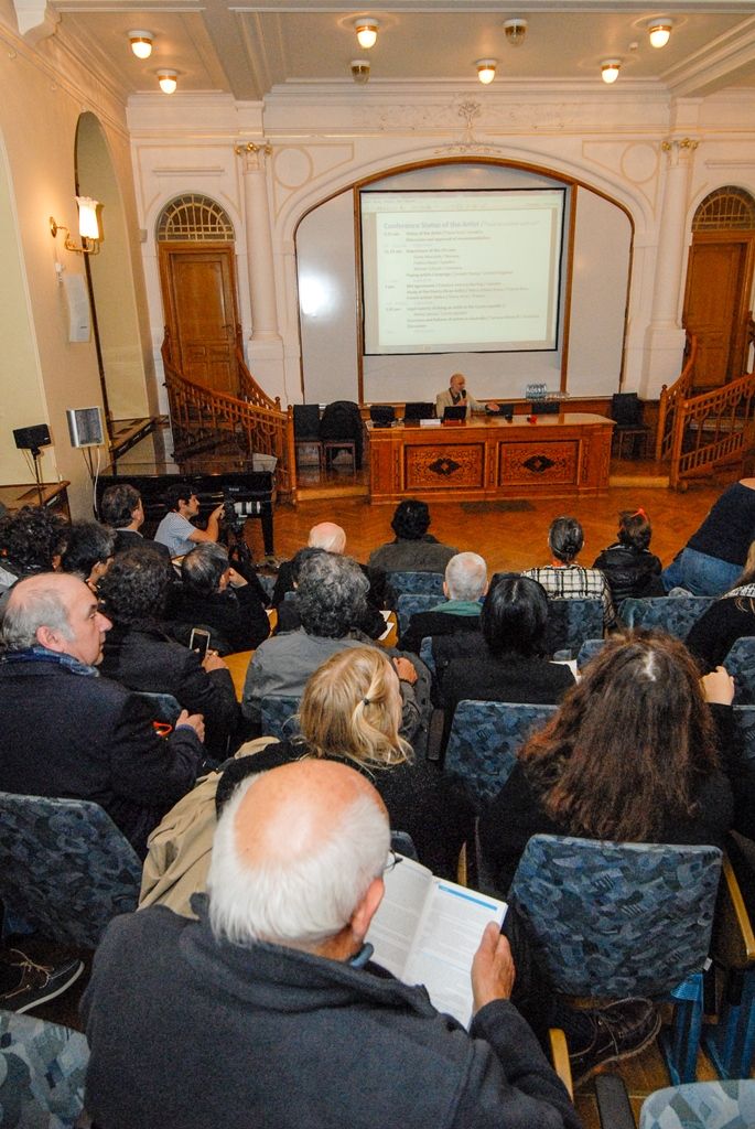 „Bienále kresby je projektem, který ukazuje, jak je kultura příjemná, krásná,“ těmito slovy dnes v Plzni přivítal primátor města Martin Zrzavecký účastníky konference, která se zabývá tématem postavení umělce a tím, jak přežít v umění. Konference je součástí Bienále kresby Plzeň, unikátního projektu, který se jako jediný v Evropě zabývá jednobarevnou kresbou, a až do 29. listopadu nabízí ve třech výstavních plzeňských prostorech jedinečnou retrospektivní výstavu. Expozice s názvem Jiný pohled prezentuje tvorbu všech laureátů Bienále kresby Plzeň z let 1996 až 2014, díla jsou k vidění v Západočeském muzeu v Plzni, Galerii města Plzně a v Galerii Jiřího Trnky.  Výstava je pořádána pod záštitou ministra kultury České republiky Daniela Hermana, České komise pro UNESCO a Mezinárodní asociace výtvarného umění – Evropa. (foto: 16.10.2015)