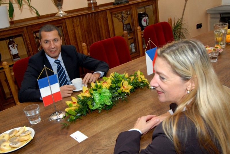 První tajemník francouzského velvyslanectví Fatih Akcal přijel u příležitosti konání festivalu Bonjour Plzeň! na jednodenní návštěvu města (2.11.2011). Na radnici ho přijala náměstkyně primátora Eva Herinková. Během hodinové návštěvy diskutovali o záležitostech Evropské unie, krizi eurozóny, perspektivách jaderné energie a především o výzvě, kterou před město Plzeň klade získání titulu Evropské hlavní město kultury.