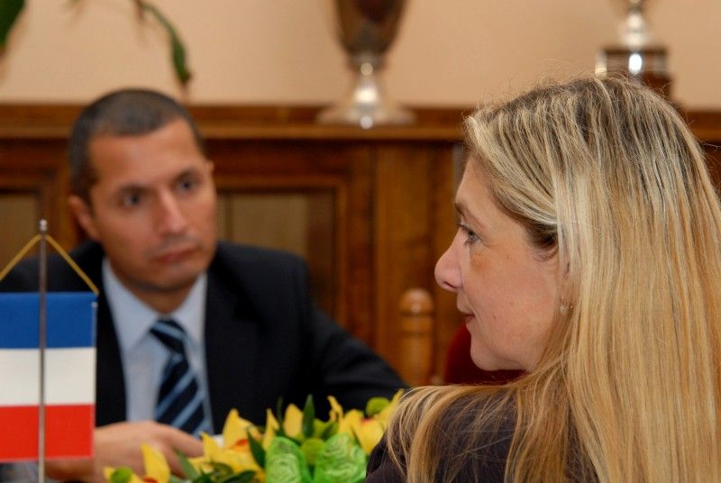 První tajemník francouzského velvyslanectví Fatih Akcal přijel u příležitosti konání festivalu Bonjour Plzeň! na jednodenní návštěvu města (2.11.2011). Na radnici ho přijala náměstkyně primátora Eva Herinková. Během hodinové návštěvy diskutovali o záležitostech Evropské unie, krizi eurozóny, perspektivách jaderné energie a především o výzvě, kterou před město Plzeň klade získání titulu Evropské hlavní město kultury.