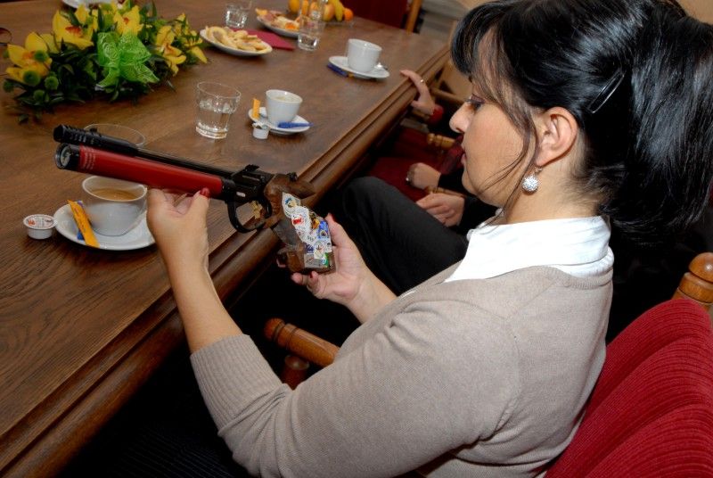 Olympijská medailistka z Athén, vítězka Světového poháru a rodačka z Plzně Lenka Marušková přijala pozvání primátora Martina Baxy na plzeňskou radnici. Setkání se uskutečnilo 2. listopadu 2011. Primátor pistolářku a jejího manžela a trenéra Davida Marušku přivítal ve svém salonku spolu s radní Irenou Rottovou.