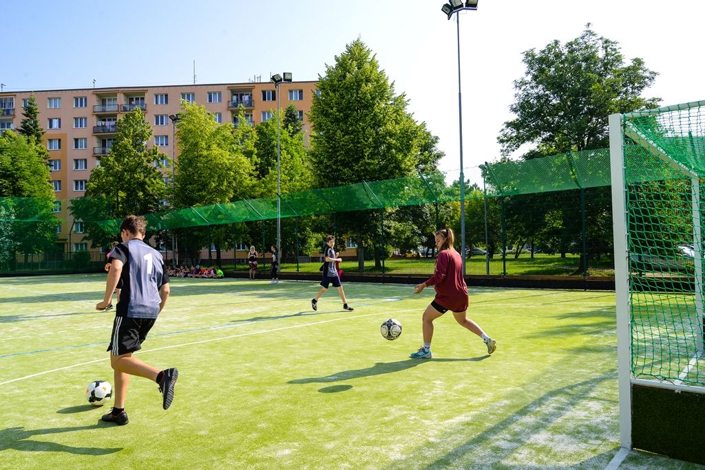 Moderní hřiště má nově 11. základní škola v Plzni (foto. M. Pecuch, 6.6.2018)
