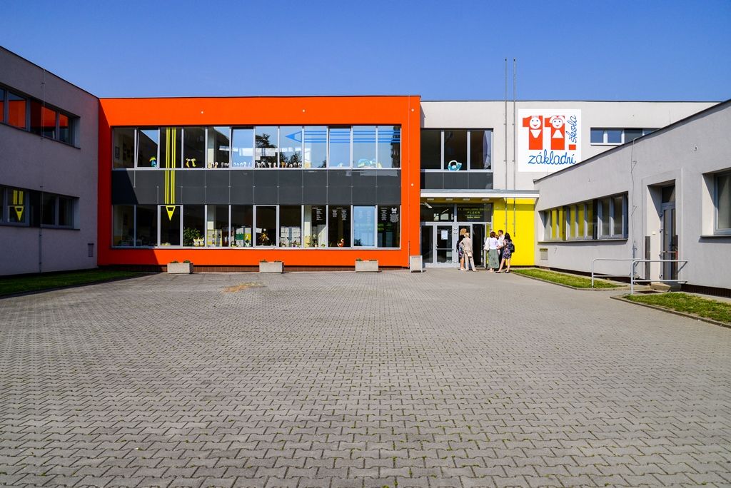 Moderní hřiště má nově 11. základní škola v Plzni (foto. M. Pecuch, 6.6.2018)