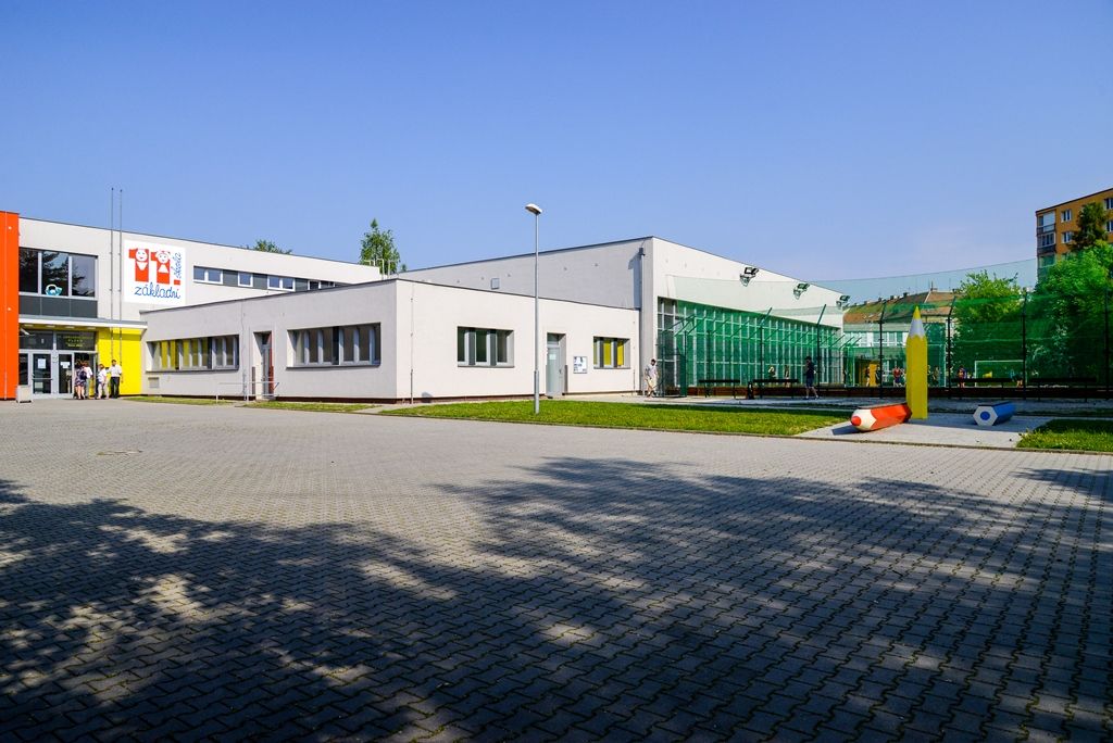 Moderní hřiště má nově 11. základní škola v Plzni (foto. M. Pecuch, 6.6.2018)