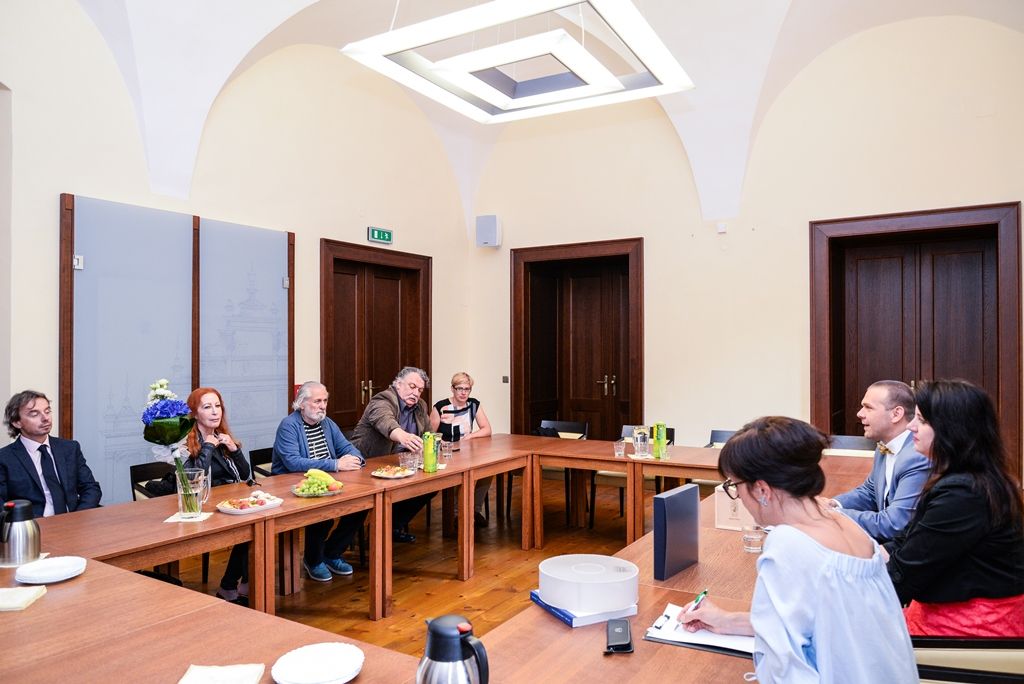 Architekt Richard Saul Wurman si na radnici převzal Cenu Ladislava Sutnara (foto: M. Pecuch, 12.6.2018)