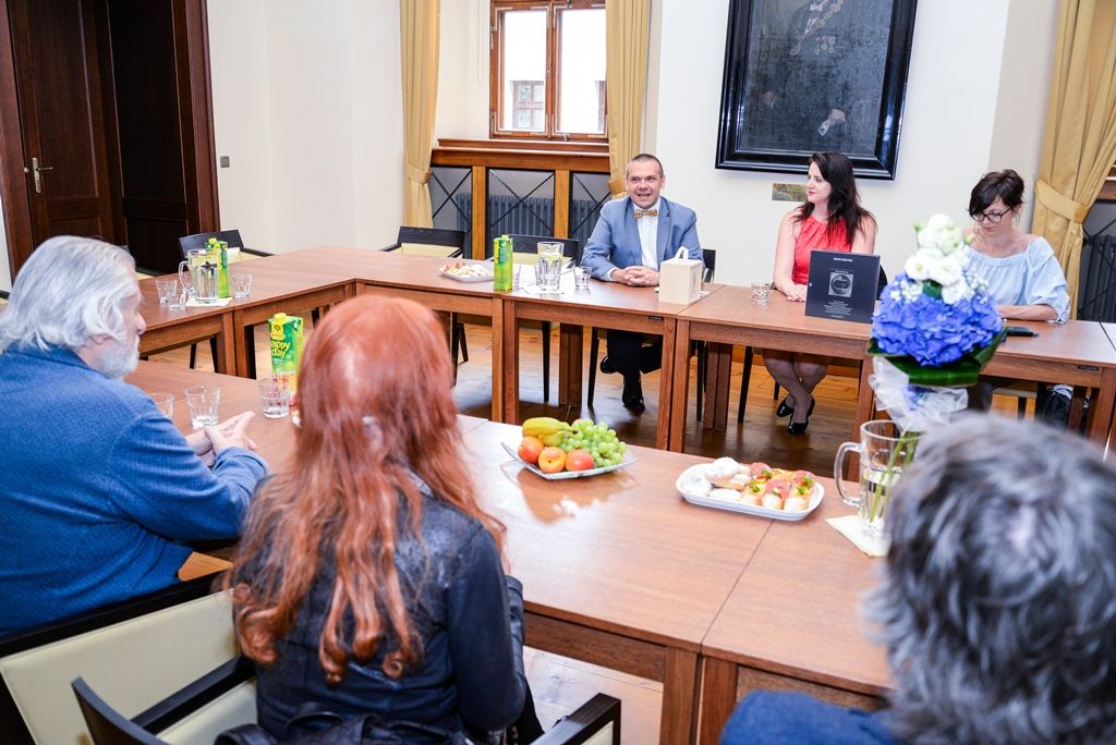 Architekt Richard Saul Wurman si na radnici převzal Cenu Ladislava Sutnara (foto: M. Pecuch, 12.6.2018)