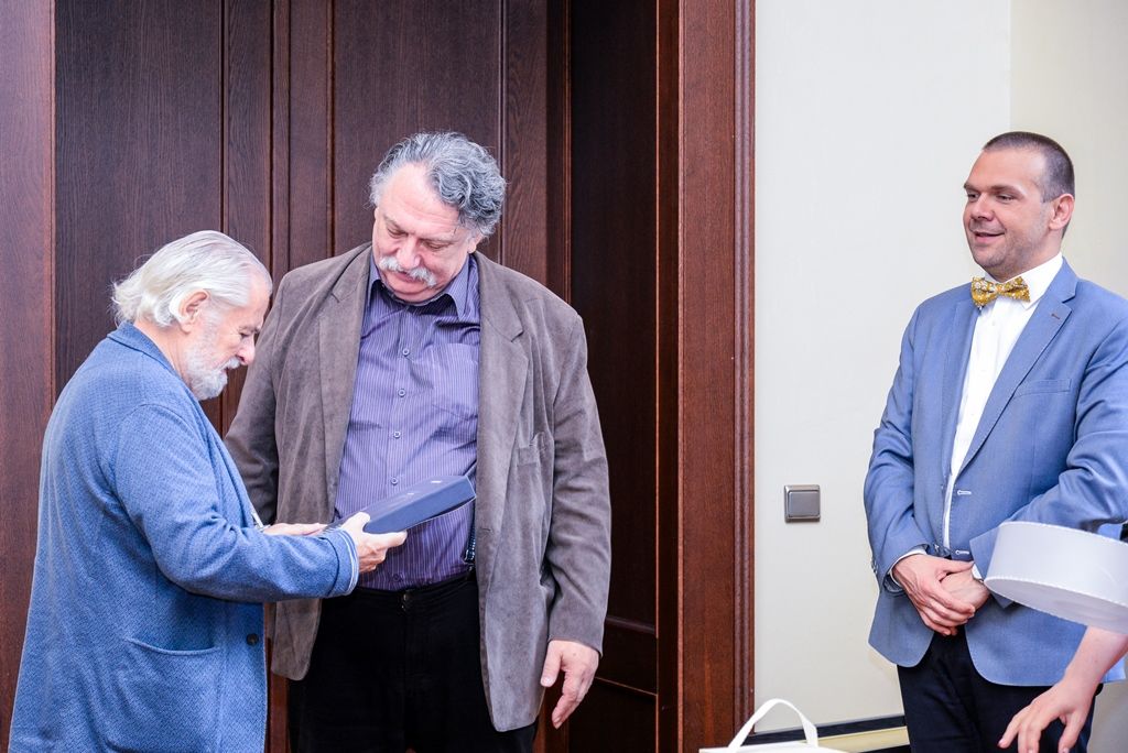 Architekt Richard Saul Wurman si na radnici převzal Cenu Ladislava Sutnara (foto: M. Pecuch, 12.6.2018)