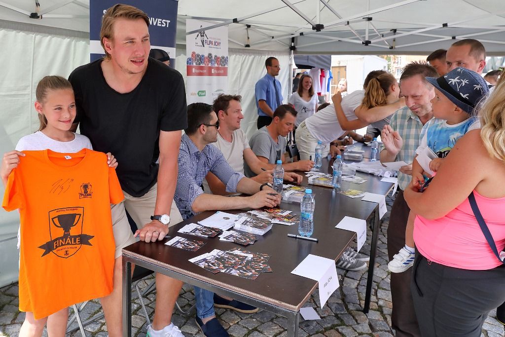 Filip Jícha se v Plzni loučil se svou sportovní kariérou, a s ním více než pět tisíc fanoušků (foto: 16.6.2018)