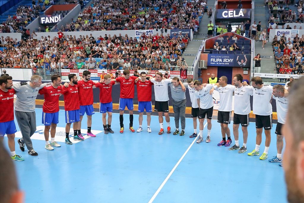 Filip Jícha se v Plzni loučil se svou sportovní kariérou, a s ním více než pět tisíc fanoušků (foto: 16.6.2018)