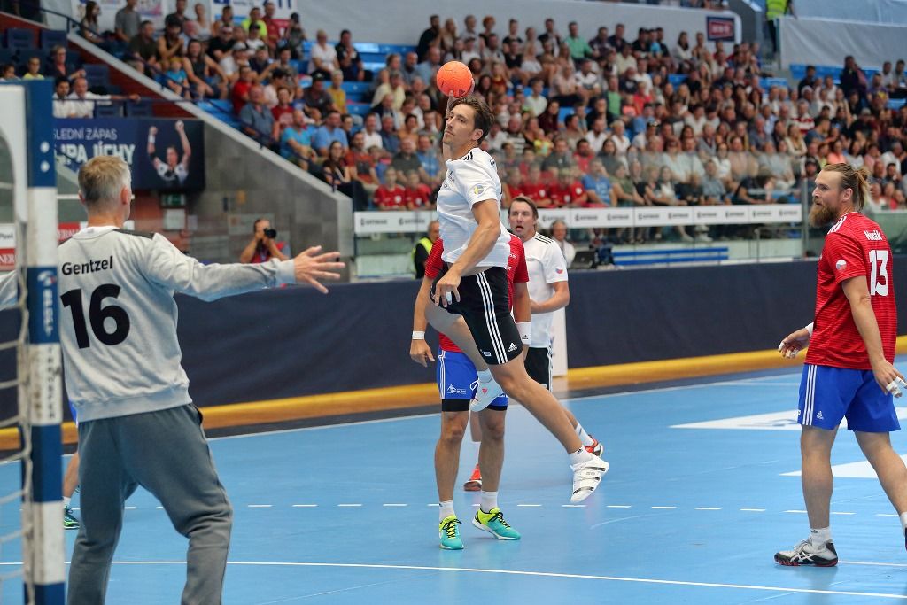 Filip Jícha se v Plzni loučil se svou sportovní kariérou, a s ním více než pět tisíc fanoušků (foto: 16.6.2018)
