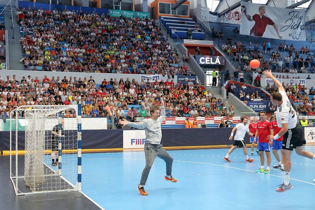 Filip Jícha se v Plzni loučil se svou sportovní kariérou, a s ním více než pět tisíc fanoušků (foto: 16.6.2018)
