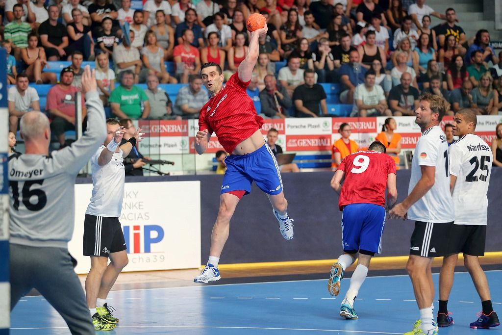 Filip Jícha se v Plzni loučil se svou sportovní kariérou, a s ním více než pět tisíc fanoušků (foto: 16.6.2018)