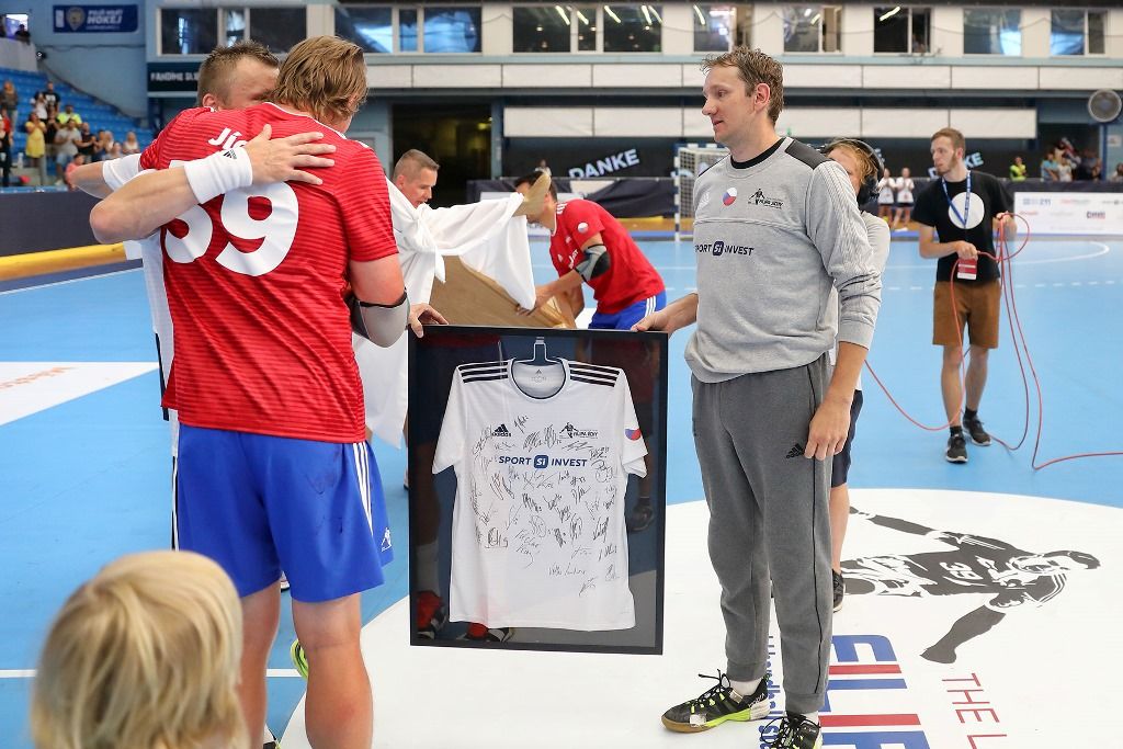 Filip Jícha se v Plzni loučil se svou sportovní kariérou, a s ním více než pět tisíc fanoušků (foto: 16.6.2018)