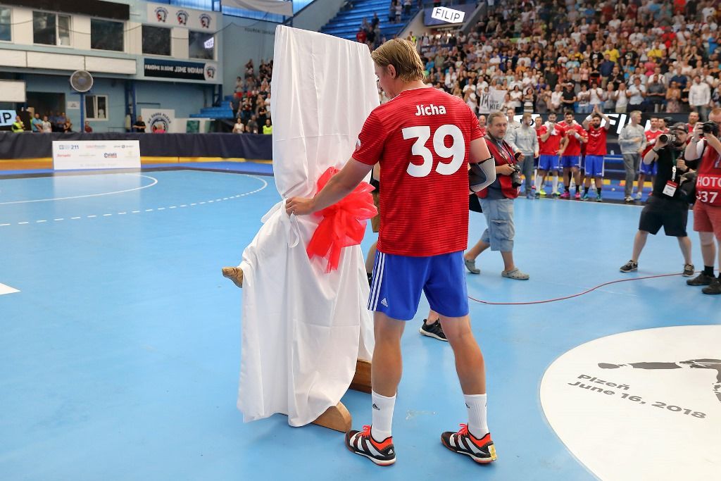 Filip Jícha se v Plzni loučil se svou sportovní kariérou, a s ním více než pět tisíc fanoušků (foto: 16.6.2018)