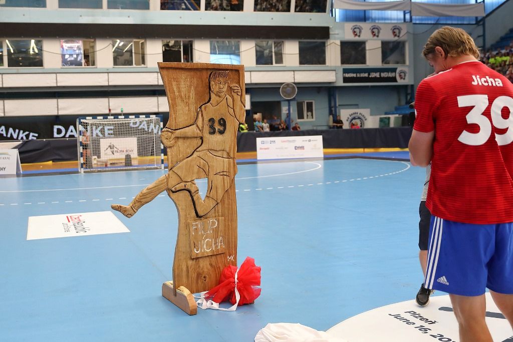 Filip Jícha se v Plzni loučil se svou sportovní kariérou, a s ním více než pět tisíc fanoušků (foto: 16.6.2018)