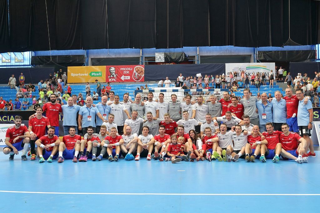 Filip Jícha se v Plzni loučil se svou sportovní kariérou, a s ním více než pět tisíc fanoušků (foto: 16.6.2018)