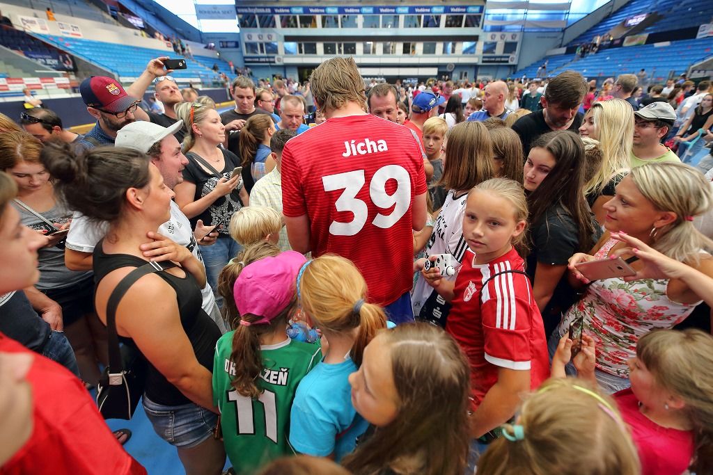 Filip Jícha se v Plzni loučil se svou sportovní kariérou, a s ním více než pět tisíc fanoušků (foto: 16.6.2018)