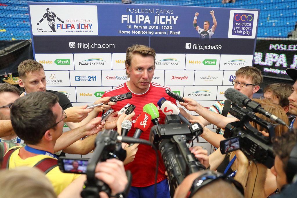 Filip Jícha se v Plzni loučil se svou sportovní kariérou, a s ním více než pět tisíc fanoušků (foto: 16.6.2018)