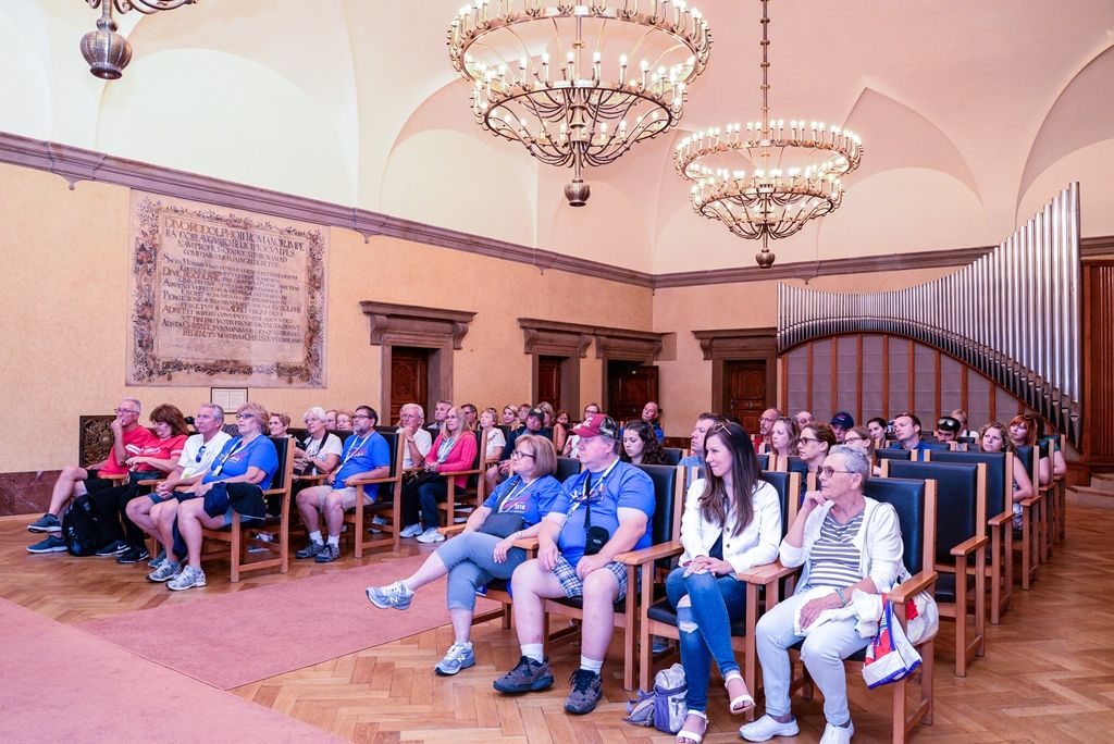 Více než 50 amerických Sokolů navštívilo plzeňskou radnici (foto: M. Pecuch, 3.7.2018)