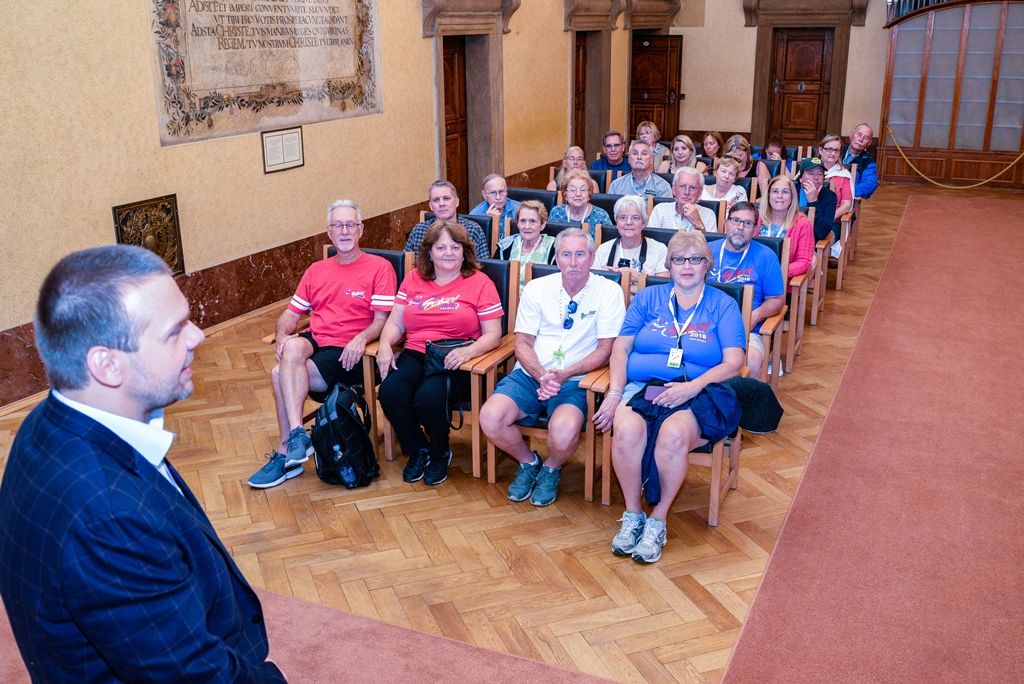 Více než 50 amerických Sokolů navštívilo plzeňskou radnici (foto: M. Pecuch, 3.7.2018)