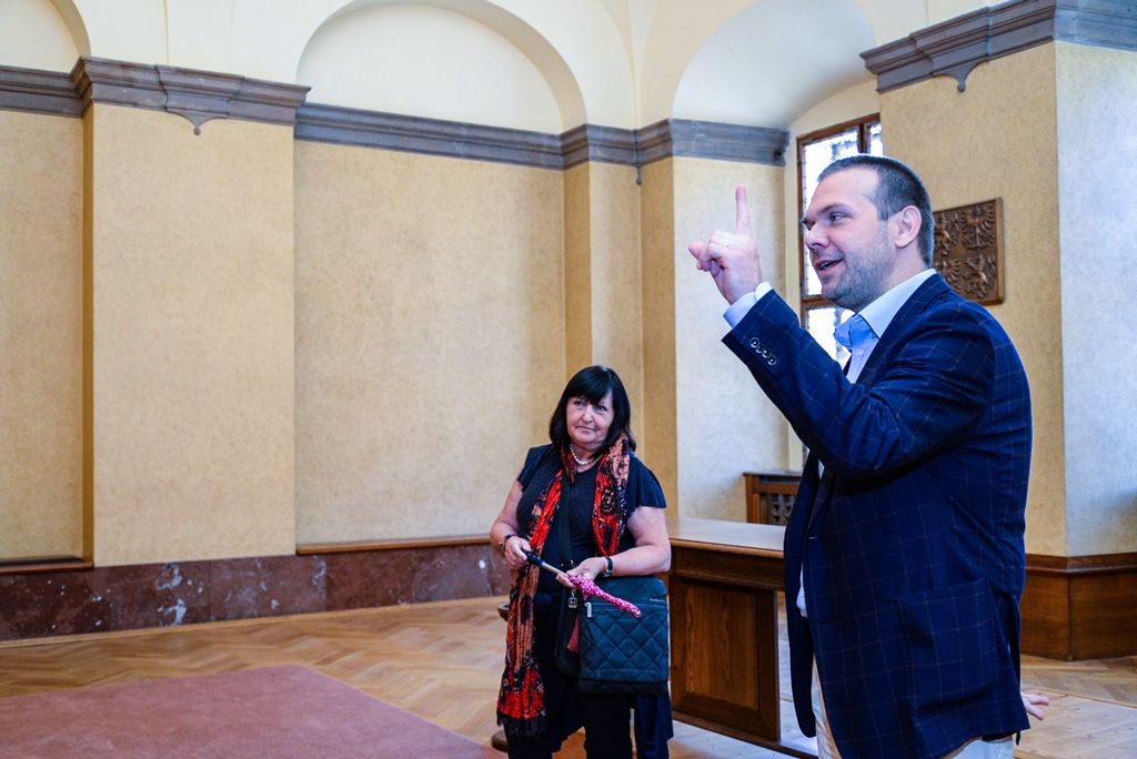 Více než 50 amerických Sokolů navštívilo plzeňskou radnici (foto: M. Pecuch, 3.7.2018)