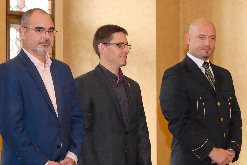 Prošetřit místo činu a odhalit pachatele, jenž ukradl vzácnou historickou pečeť města Plzně, měly za úkol tři týmy žáků plzeňských základních škol. Krádež se odehrála přímo v historických prostorách radnice a pachatel byl během dvou dnů odhalen. Žáci naštěstí nevyšetřovali skutečný zločin, ale zúčastnili se soutěže Detektivem na zkoušku, kterou připravili organizátoři Mezinárodního filmového festivalu pro děti a mládež Juniorfest. Žáci pátých tříd ze tří vybraných škol si tak vyzkoušeli skutečnou policejní práci. Všechny týmy pracovaly dobře a pachatele odhalily, nejlepší identikit neboli jeho pravděpodobnou podobu sestavili žáci 13. základní školy v Plzni na Slovanech. (foto: 21.10.2015)