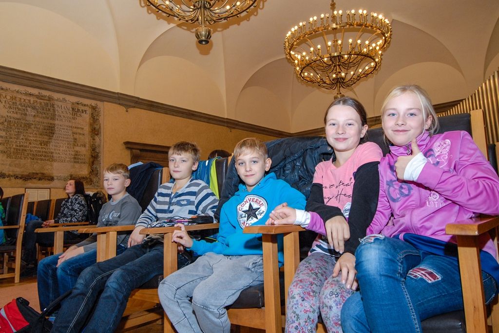 Prošetřit místo činu a odhalit pachatele, jenž ukradl vzácnou historickou pečeť města Plzně, měly za úkol tři týmy žáků plzeňských základních škol. Krádež se odehrála přímo v historických prostorách radnice a pachatel byl během dvou dnů odhalen. Žáci naštěstí nevyšetřovali skutečný zločin, ale zúčastnili se soutěže Detektivem na zkoušku, kterou připravili organizátoři Mezinárodního filmového festivalu pro děti a mládež Juniorfest. Žáci pátých tříd ze tří vybraných škol si tak vyzkoušeli skutečnou policejní práci. Všechny týmy pracovaly dobře a pachatele odhalily, nejlepší identikit neboli jeho pravděpodobnou podobu sestavili žáci 13. základní školy v Plzni na Slovanech. (foto: 21.10.2015)