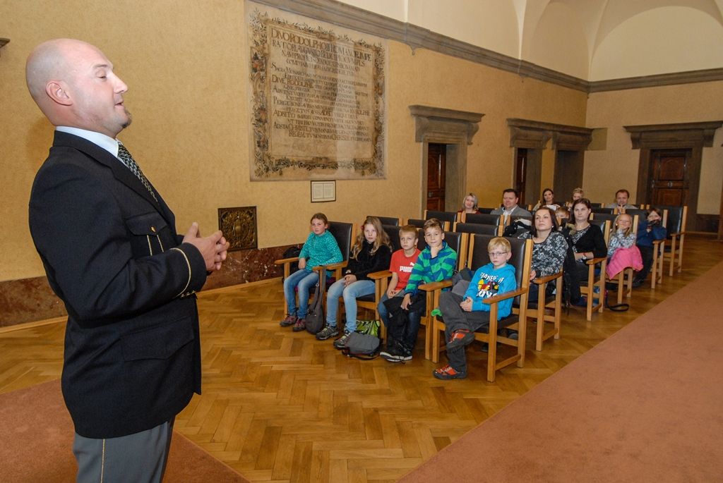 Prošetřit místo činu a odhalit pachatele, jenž ukradl vzácnou historickou pečeť města Plzně, měly za úkol tři týmy žáků plzeňských základních škol. Krádež se odehrála přímo v historických prostorách radnice a pachatel byl během dvou dnů odhalen. Žáci naštěstí nevyšetřovali skutečný zločin, ale zúčastnili se soutěže Detektivem na zkoušku, kterou připravili organizátoři Mezinárodního filmového festivalu pro děti a mládež Juniorfest. Žáci pátých tříd ze tří vybraných škol si tak vyzkoušeli skutečnou policejní práci. Všechny týmy pracovaly dobře a pachatele odhalily, nejlepší identikit neboli jeho pravděpodobnou podobu sestavili žáci 13. základní školy v Plzni na Slovanech. (foto: 21.10.2015)
