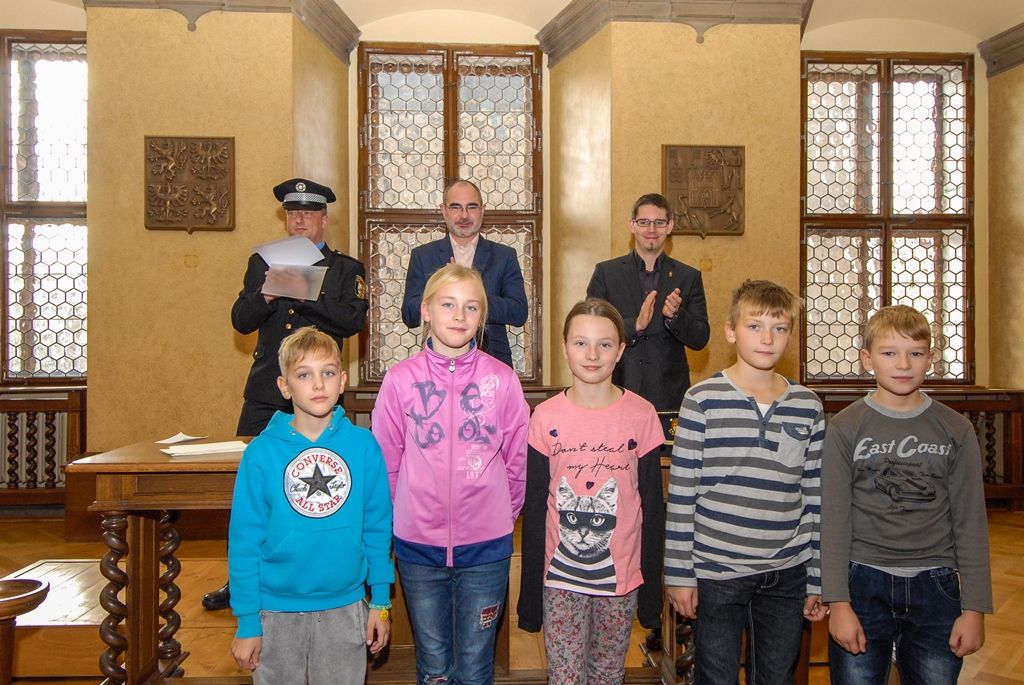 Prošetřit místo činu a odhalit pachatele, jenž ukradl vzácnou historickou pečeť města Plzně, měly za úkol tři týmy žáků plzeňských základních škol. Krádež se odehrála přímo v historických prostorách radnice a pachatel byl během dvou dnů odhalen. Žáci naštěstí nevyšetřovali skutečný zločin, ale zúčastnili se soutěže Detektivem na zkoušku, kterou připravili organizátoři Mezinárodního filmového festivalu pro děti a mládež Juniorfest. Žáci pátých tříd ze tří vybraných škol si tak vyzkoušeli skutečnou policejní práci. Všechny týmy pracovaly dobře a pachatele odhalily, nejlepší identikit neboli jeho pravděpodobnou podobu sestavili žáci 13. základní školy v Plzni na Slovanech. (foto: 21.10.2015)