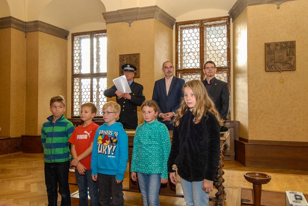 Prošetřit místo činu a odhalit pachatele, jenž ukradl vzácnou historickou pečeť města Plzně, měly za úkol tři týmy žáků plzeňských základních škol. Krádež se odehrála přímo v historických prostorách radnice a pachatel byl během dvou dnů odhalen. Žáci naštěstí nevyšetřovali skutečný zločin, ale zúčastnili se soutěže Detektivem na zkoušku, kterou připravili organizátoři Mezinárodního filmového festivalu pro děti a mládež Juniorfest. Žáci pátých tříd ze tří vybraných škol si tak vyzkoušeli skutečnou policejní práci. Všechny týmy pracovaly dobře a pachatele odhalily, nejlepší identikit neboli jeho pravděpodobnou podobu sestavili žáci 13. základní školy v Plzni na Slovanech. (foto: 21.10.2015)