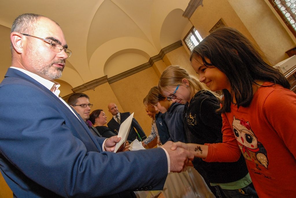 Prošetřit místo činu a odhalit pachatele, jenž ukradl vzácnou historickou pečeť města Plzně, měly za úkol tři týmy žáků plzeňských základních škol. Krádež se odehrála přímo v historických prostorách radnice a pachatel byl během dvou dnů odhalen. Žáci naštěstí nevyšetřovali skutečný zločin, ale zúčastnili se soutěže Detektivem na zkoušku, kterou připravili organizátoři Mezinárodního filmového festivalu pro děti a mládež Juniorfest. Žáci pátých tříd ze tří vybraných škol si tak vyzkoušeli skutečnou policejní práci. Všechny týmy pracovaly dobře a pachatele odhalily, nejlepší identikit neboli jeho pravděpodobnou podobu sestavili žáci 13. základní školy v Plzni na Slovanech. (foto: 21.10.2015)
