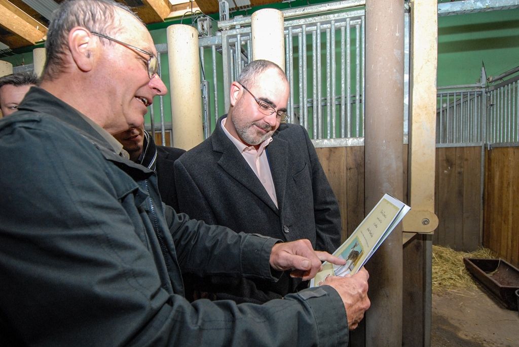 Měsíc a půl staré mládě vzácného jelena timorského pokřtil dnes v plzeňské zoologické zahradě primátor města Martin Zrzavecký, stal se tak kmotrem již sedmého druhu zvířete chovaného v této příspěvkové organizaci města. Svého kmotra dnes dále našlo i týden staré mládě nyaly nížinné, zvířete, jež se hojně vyskytuje v Africe. Jméno samičce vybral ekonomický náměstek primátora Pavel Kotas, pojmenoval ji Gábinka. Čestným kmotrem se dnes v plzeňské zoo stal i vedoucí kanceláře primátora Václav Pach, a sice mláděte pásovce kulovitého. Pásovec dostal jméno Alex. (foto: 21.10.2015)