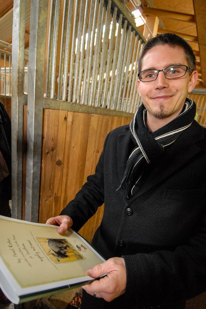 Měsíc a půl staré mládě vzácného jelena timorského pokřtil dnes v plzeňské zoologické zahradě primátor města Martin Zrzavecký, stal se tak kmotrem již sedmého druhu zvířete chovaného v této příspěvkové organizaci města. Svého kmotra dnes dále našlo i týden staré mládě nyaly nížinné, zvířete, jež se hojně vyskytuje v Africe. Jméno samičce vybral ekonomický náměstek primátora Pavel Kotas, pojmenoval ji Gábinka. Čestným kmotrem se dnes v plzeňské zoo stal i vedoucí kanceláře primátora Václav Pach, a sice mláděte pásovce kulovitého. Pásovec dostal jméno Alex. (foto: 21.10.2015)