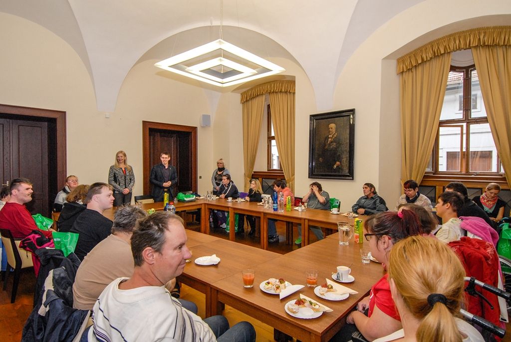 Klienti Motýla malovali vánoční přání, využijí je i na radnici