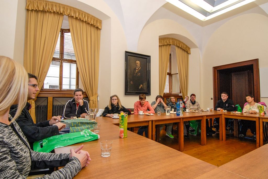 Klienty a pracovníky sociálně terapeutických dílen plzeňské organizace Motýl přijali dnes na plzeňské radnici náměstkyně pro oblast školství a sociálních věcí Eva Herinková a ekonomický náměstek Pavel Kotas. Patnáct klientů dílen, které nabízejí pracovní a vzdělávací program lidem s mentálním, tělesným a kombinovaným postiženým, letos namalovalo obrázky pro vánoční přání, tři z nich si vybral právě náměstek Pavel Kotas a autory odměnil. (foto: 22.10.2015)