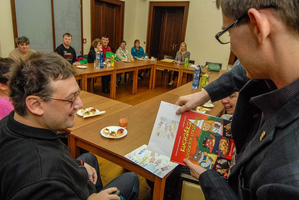 Klienty a pracovníky sociálně terapeutických dílen plzeňské organizace Motýl přijali dnes na plzeňské radnici náměstkyně pro oblast školství a sociálních věcí Eva Herinková a ekonomický náměstek Pavel Kotas. Patnáct klientů dílen, které nabízejí pracovní a vzdělávací program lidem s mentálním, tělesným a kombinovaným postiženým, letos namalovalo obrázky pro vánoční přání, tři z nich si vybral právě náměstek Pavel Kotas a autory odměnil. (foto: 22.10.2015)