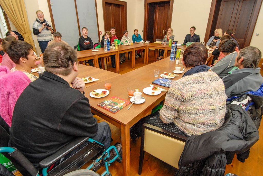 Klienty a pracovníky sociálně terapeutických dílen plzeňské organizace Motýl přijali dnes na plzeňské radnici náměstkyně pro oblast školství a sociálních věcí Eva Herinková a ekonomický náměstek Pavel Kotas. Patnáct klientů dílen, které nabízejí pracovní a vzdělávací program lidem s mentálním, tělesným a kombinovaným postiženým, letos namalovalo obrázky pro vánoční přání, tři z nich si vybral právě náměstek Pavel Kotas a autory odměnil. (foto: 22.10.2015)