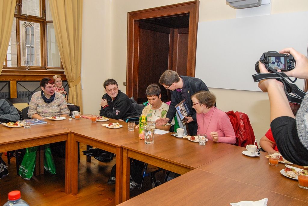 Klienty a pracovníky sociálně terapeutických dílen plzeňské organizace Motýl přijali dnes na plzeňské radnici náměstkyně pro oblast školství a sociálních věcí Eva Herinková a ekonomický náměstek Pavel Kotas. Patnáct klientů dílen, které nabízejí pracovní a vzdělávací program lidem s mentálním, tělesným a kombinovaným postiženým, letos namalovalo obrázky pro vánoční přání, tři z nich si vybral právě náměstek Pavel Kotas a autory odměnil. (foto: 22.10.2015)
