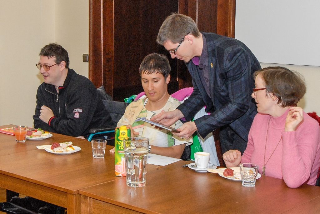 Klienty a pracovníky sociálně terapeutických dílen plzeňské organizace Motýl přijali dnes na plzeňské radnici náměstkyně pro oblast školství a sociálních věcí Eva Herinková a ekonomický náměstek Pavel Kotas. Patnáct klientů dílen, které nabízejí pracovní a vzdělávací program lidem s mentálním, tělesným a kombinovaným postiženým, letos namalovalo obrázky pro vánoční přání, tři z nich si vybral právě náměstek Pavel Kotas a autory odměnil. (foto: 22.10.2015)