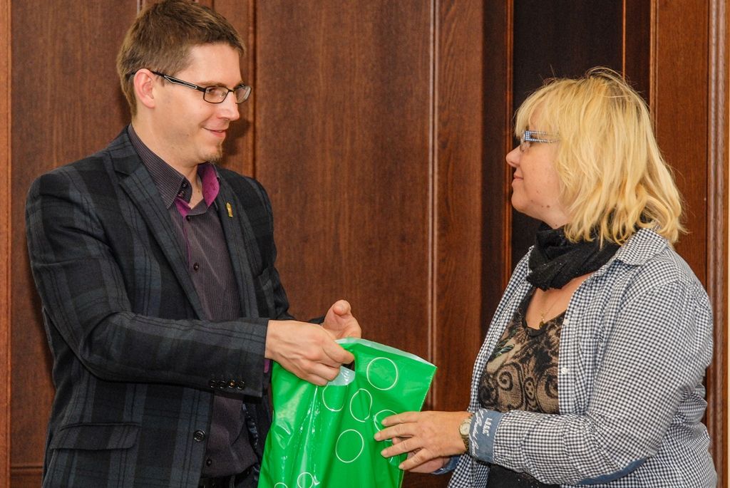 Klienty a pracovníky sociálně terapeutických dílen plzeňské organizace Motýl přijali dnes na plzeňské radnici náměstkyně pro oblast školství a sociálních věcí Eva Herinková a ekonomický náměstek Pavel Kotas. Patnáct klientů dílen, které nabízejí pracovní a vzdělávací program lidem s mentálním, tělesným a kombinovaným postiženým, letos namalovalo obrázky pro vánoční přání, tři z nich si vybral právě náměstek Pavel Kotas a autory odměnil. (foto: 22.10.2015)