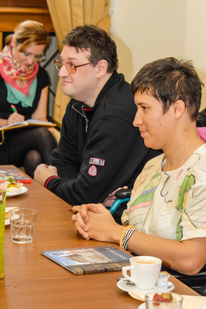 Klienty a pracovníky sociálně terapeutických dílen plzeňské organizace Motýl přijali dnes na plzeňské radnici náměstkyně pro oblast školství a sociálních věcí Eva Herinková a ekonomický náměstek Pavel Kotas. Patnáct klientů dílen, které nabízejí pracovní a vzdělávací program lidem s mentálním, tělesným a kombinovaným postiženým, letos namalovalo obrázky pro vánoční přání, tři z nich si vybral právě náměstek Pavel Kotas a autory odměnil. (foto: 22.10.2015)