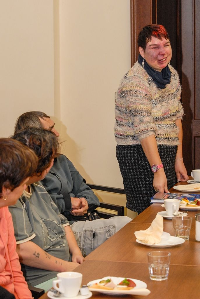 Klienty a pracovníky sociálně terapeutických dílen plzeňské organizace Motýl přijali dnes na plzeňské radnici náměstkyně pro oblast školství a sociálních věcí Eva Herinková a ekonomický náměstek Pavel Kotas. Patnáct klientů dílen, které nabízejí pracovní a vzdělávací program lidem s mentálním, tělesným a kombinovaným postiženým, letos namalovalo obrázky pro vánoční přání, tři z nich si vybral právě náměstek Pavel Kotas a autory odměnil. (foto: 22.10.2015)