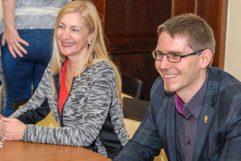 Klienty a pracovníky sociálně terapeutických dílen plzeňské organizace Motýl přijali dnes na plzeňské radnici náměstkyně pro oblast školství a sociálních věcí Eva Herinková a ekonomický náměstek Pavel Kotas. Patnáct klientů dílen, které nabízejí pracovní a vzdělávací program lidem s mentálním, tělesným a kombinovaným postiženým, letos namalovalo obrázky pro vánoční přání, tři z nich si vybral právě náměstek Pavel Kotas a autory odměnil. (foto: 22.10.2015)