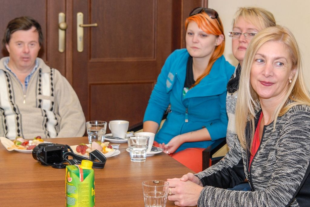 Klienty a pracovníky sociálně terapeutických dílen plzeňské organizace Motýl přijali dnes na plzeňské radnici náměstkyně pro oblast školství a sociálních věcí Eva Herinková a ekonomický náměstek Pavel Kotas. Patnáct klientů dílen, které nabízejí pracovní a vzdělávací program lidem s mentálním, tělesným a kombinovaným postiženým, letos namalovalo obrázky pro vánoční přání, tři z nich si vybral právě náměstek Pavel Kotas a autory odměnil. (foto: 22.10.2015)
